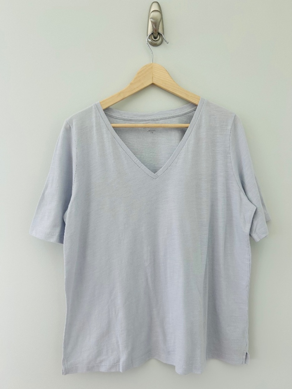 NWT Eileen Fisher Organic Cotton Slubby Jersey V-Neck Tee in Insky Sz M